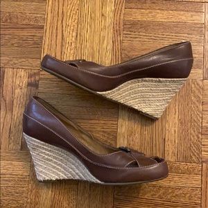 Aerosols wedged sandals